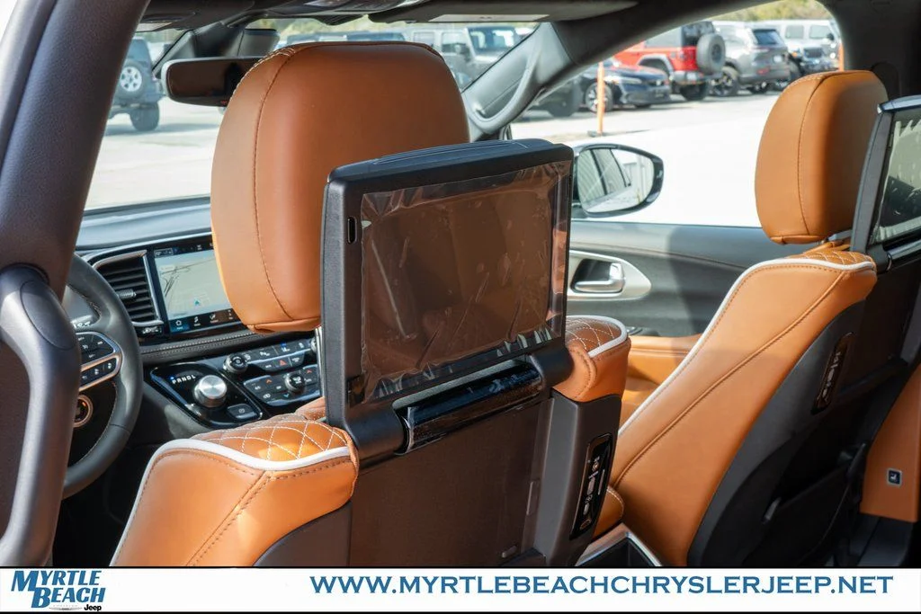 New 2026 Bright White Clear-Coat Exterior Paint Chrysler Pinnacle image 15