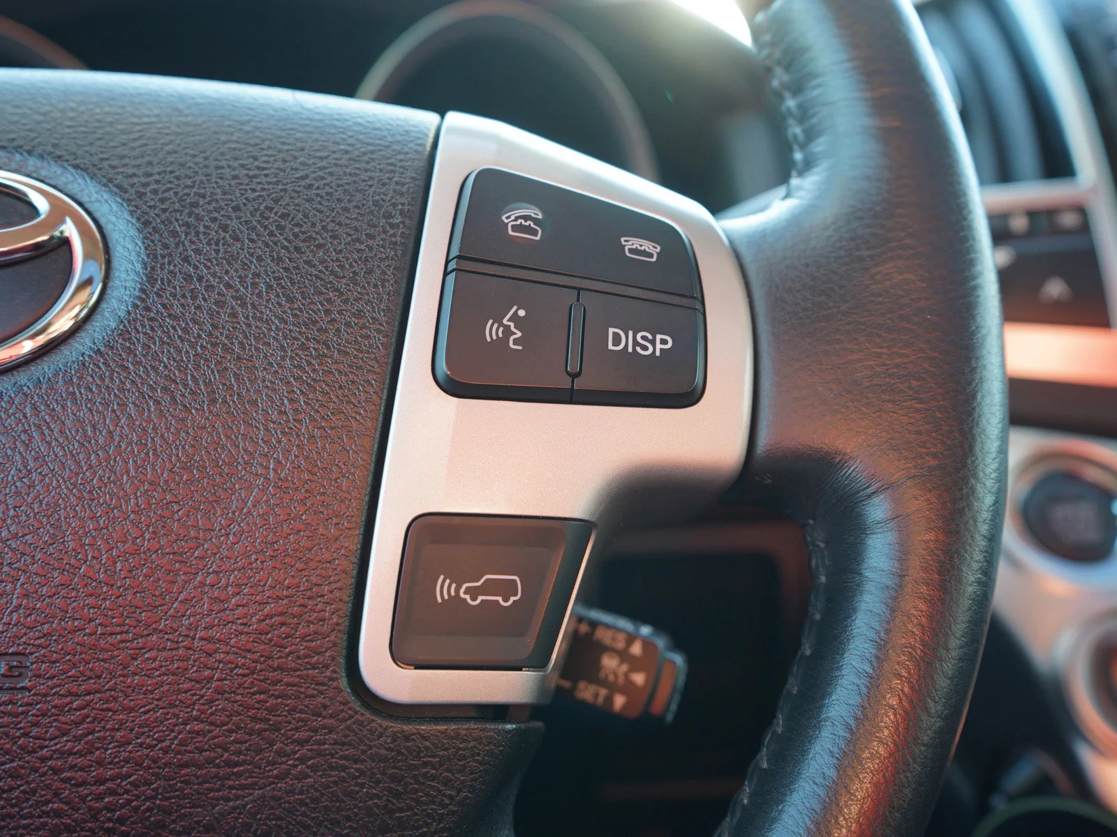 Used 2015 Classic Silver Metallic Toyota Base image 27