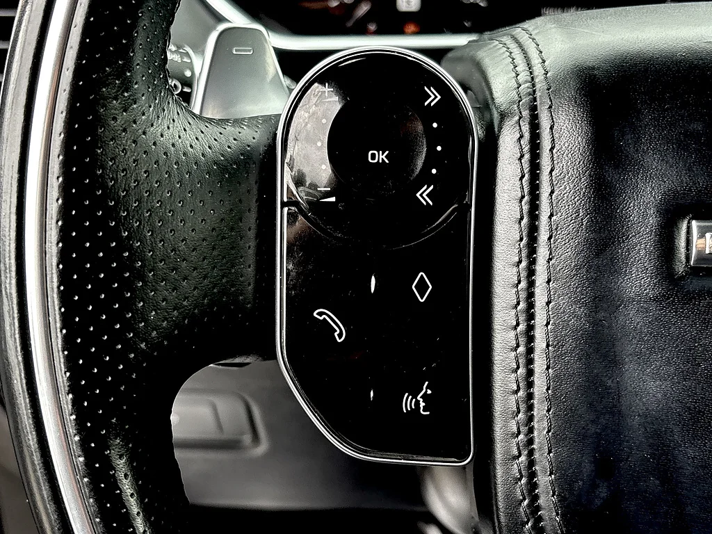 Used 2022 Santorini Black Metallic Land Rover HSE Silver Edition image 18