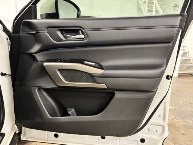 Used 2023 White Nissan Platinum image 23