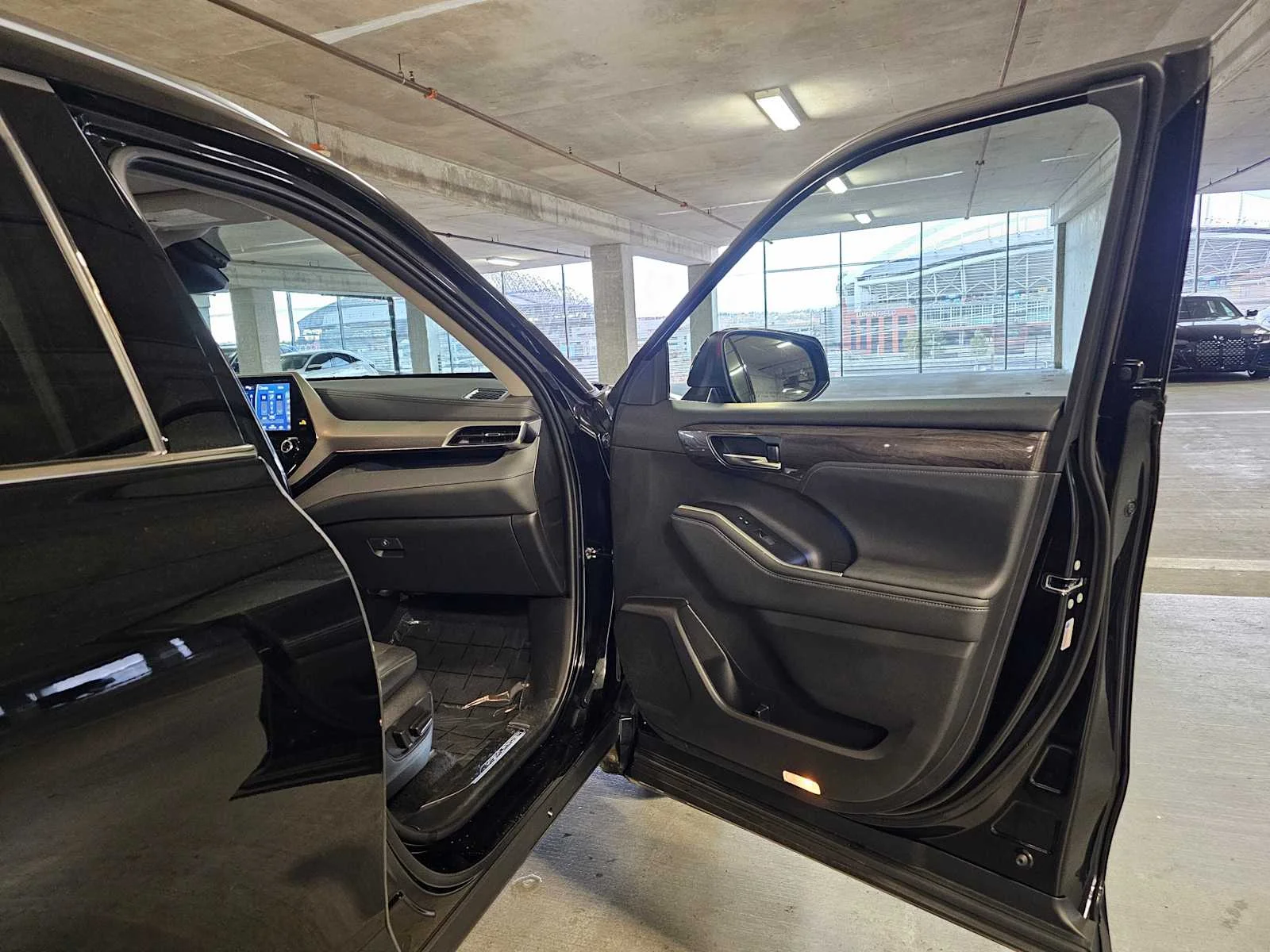 Used 2022 Midnight Black Metallic Toyota Hybrid Platinum image 33