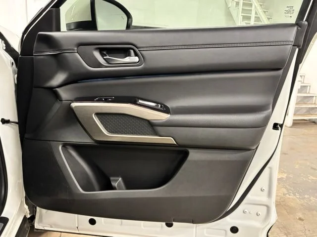 Used 2023 White Nissan Platinum image 23