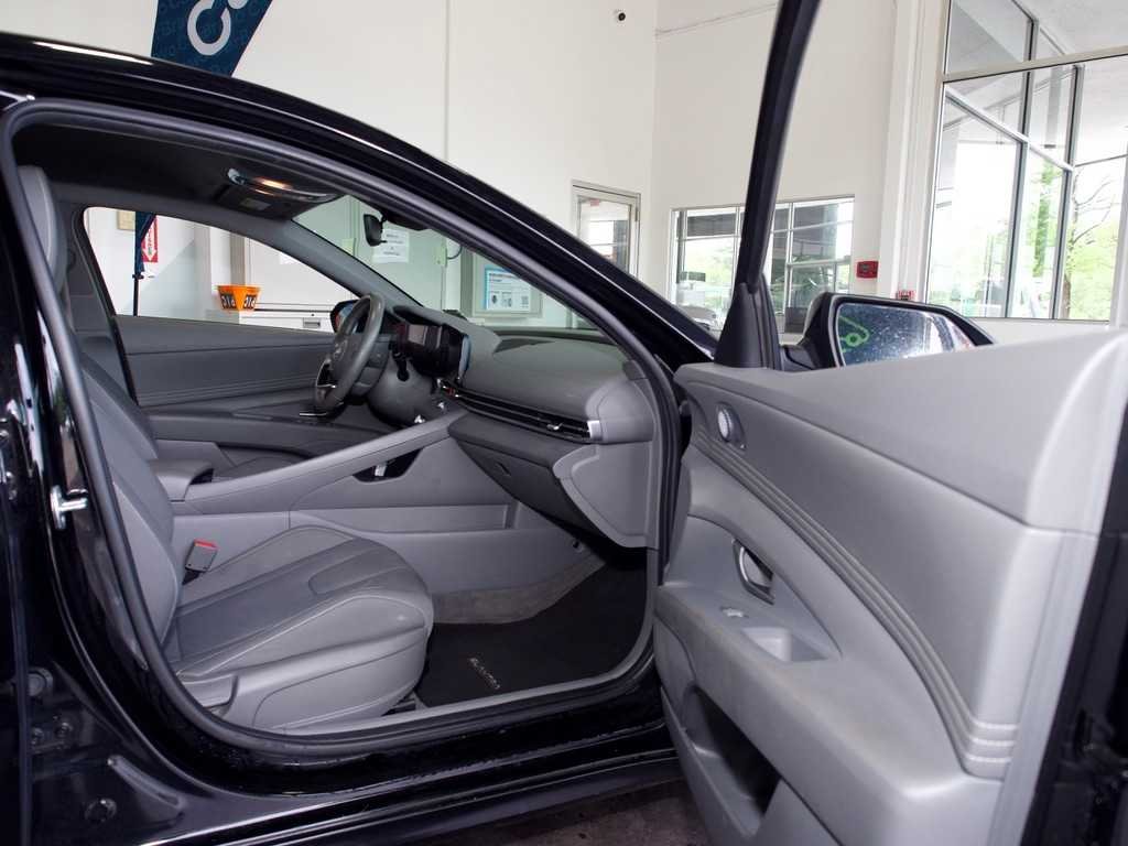 Used 2023 Black Hyundai SEL image 32