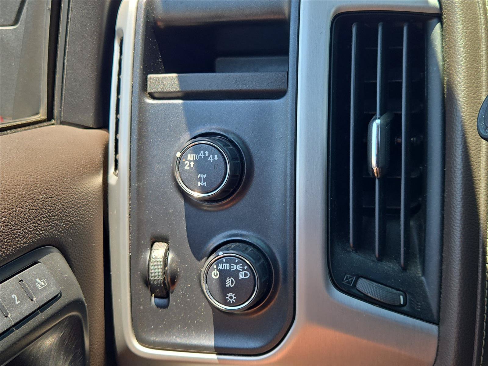 Used 2018 White GMC SLT image 21
