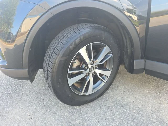 Used 2018 Black Toyota XLE image 33