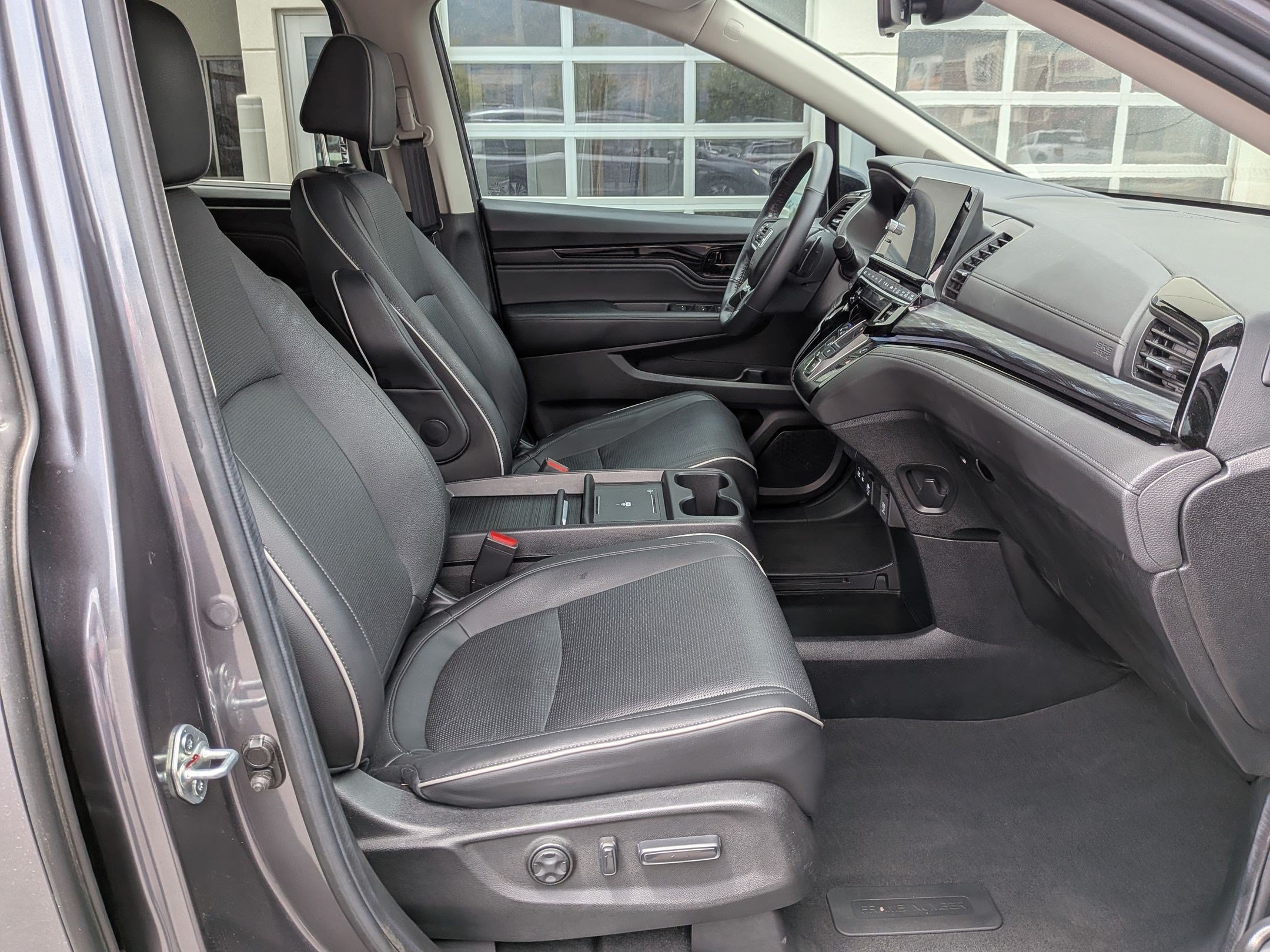 2025 Honda Odyssey Elite - Photo 38
