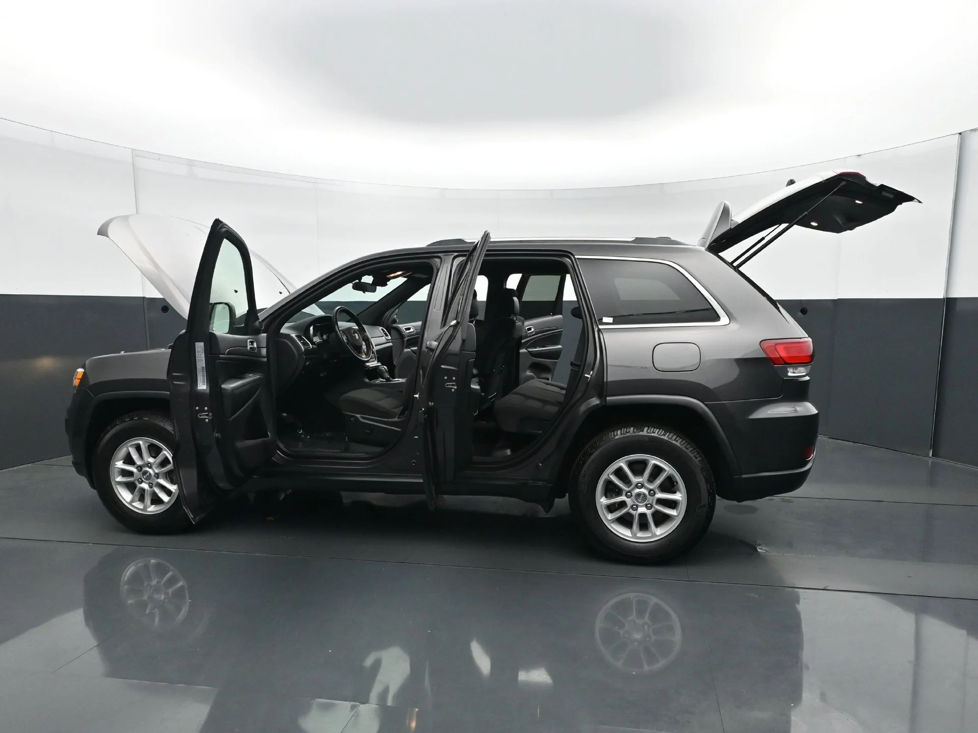 Used 2020 Granite Crystal Metallic Clearcoat Jeep Laredo E image 32