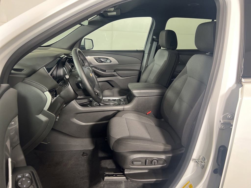 Used 2023 Iridescent Pearl Tricoat Chevrolet LT Cloth image 13