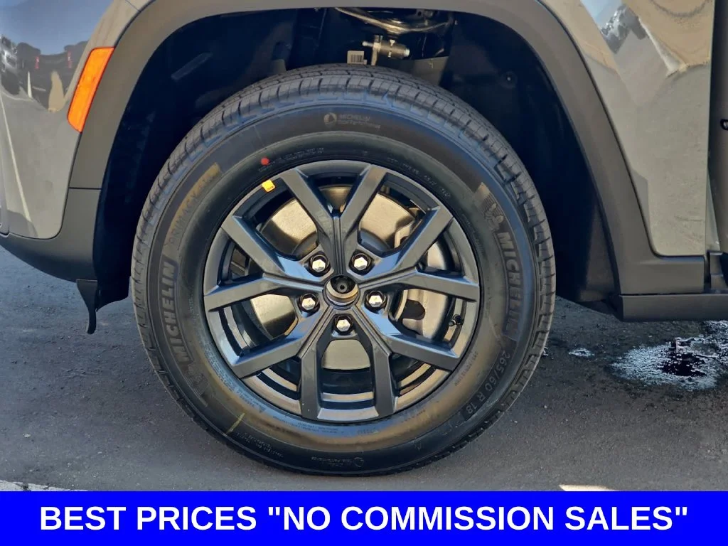New 2027 Sting-Gray Clearcoat Jeep Laredo Altitude image 38