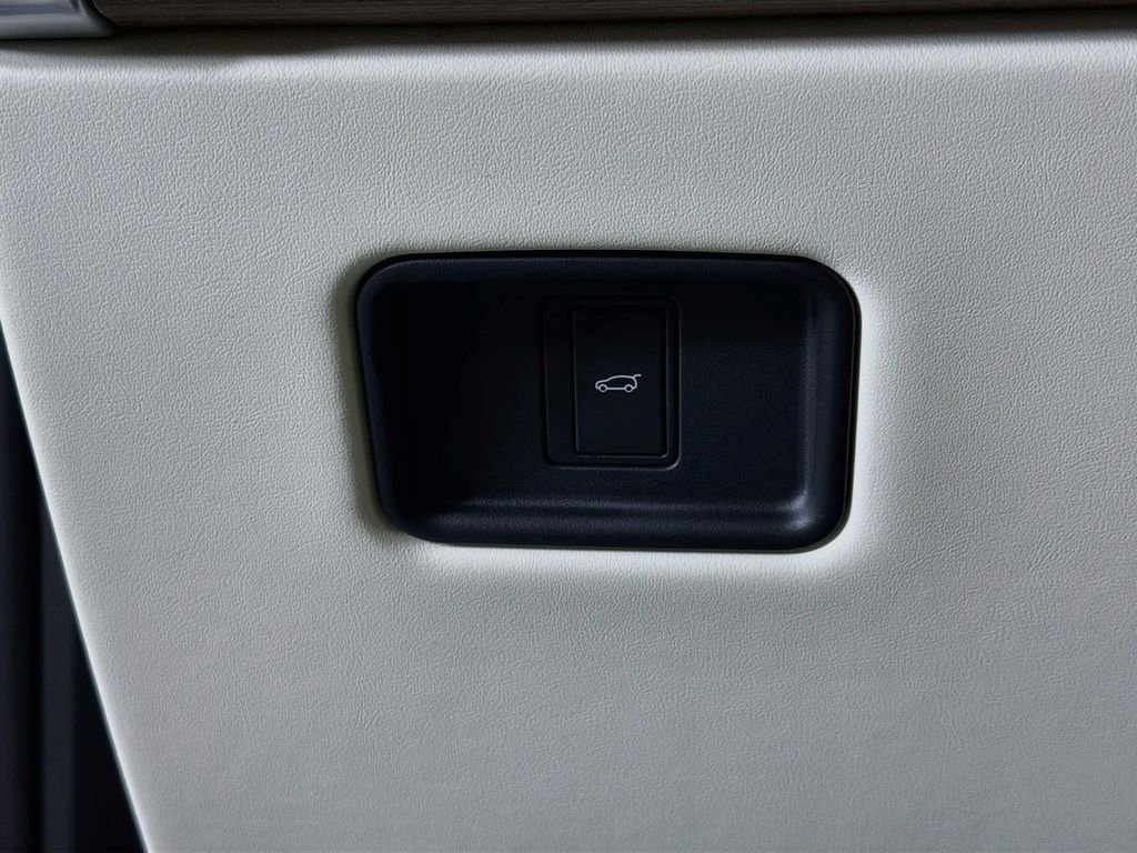 New 2027 Fuji White Land Rover SE image 10