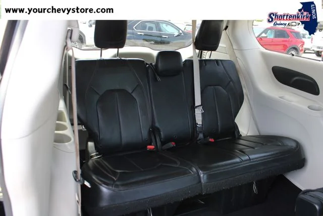 Used 2019 Black Chrysler Touring L image 17