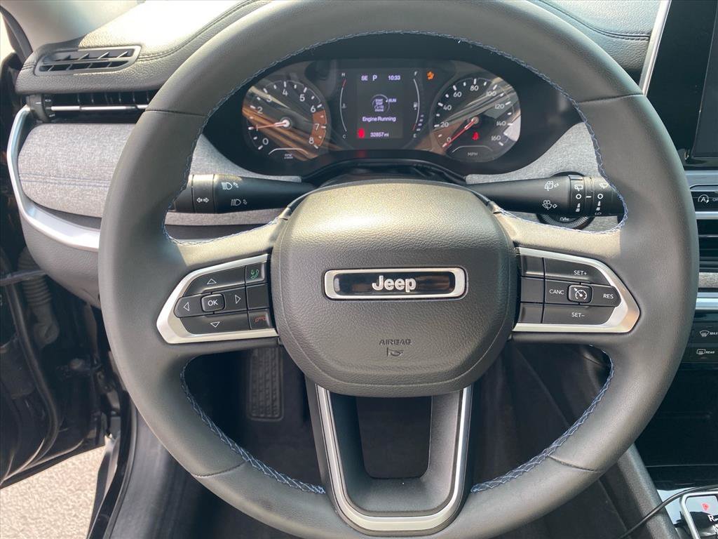Used 2022 Diamond Black Crystal Pearlcoat Jeep Latitude image 11