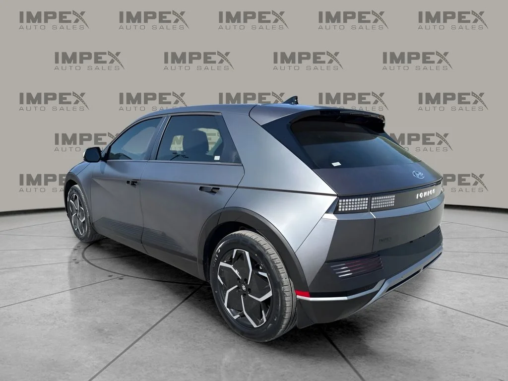 Used 2024 Gray Hyundai SEL image 3