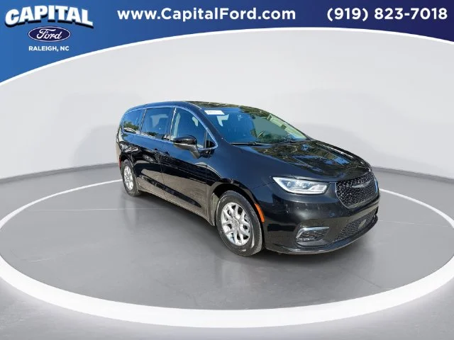 Used 2023 Black Chrysler Touring L image 2