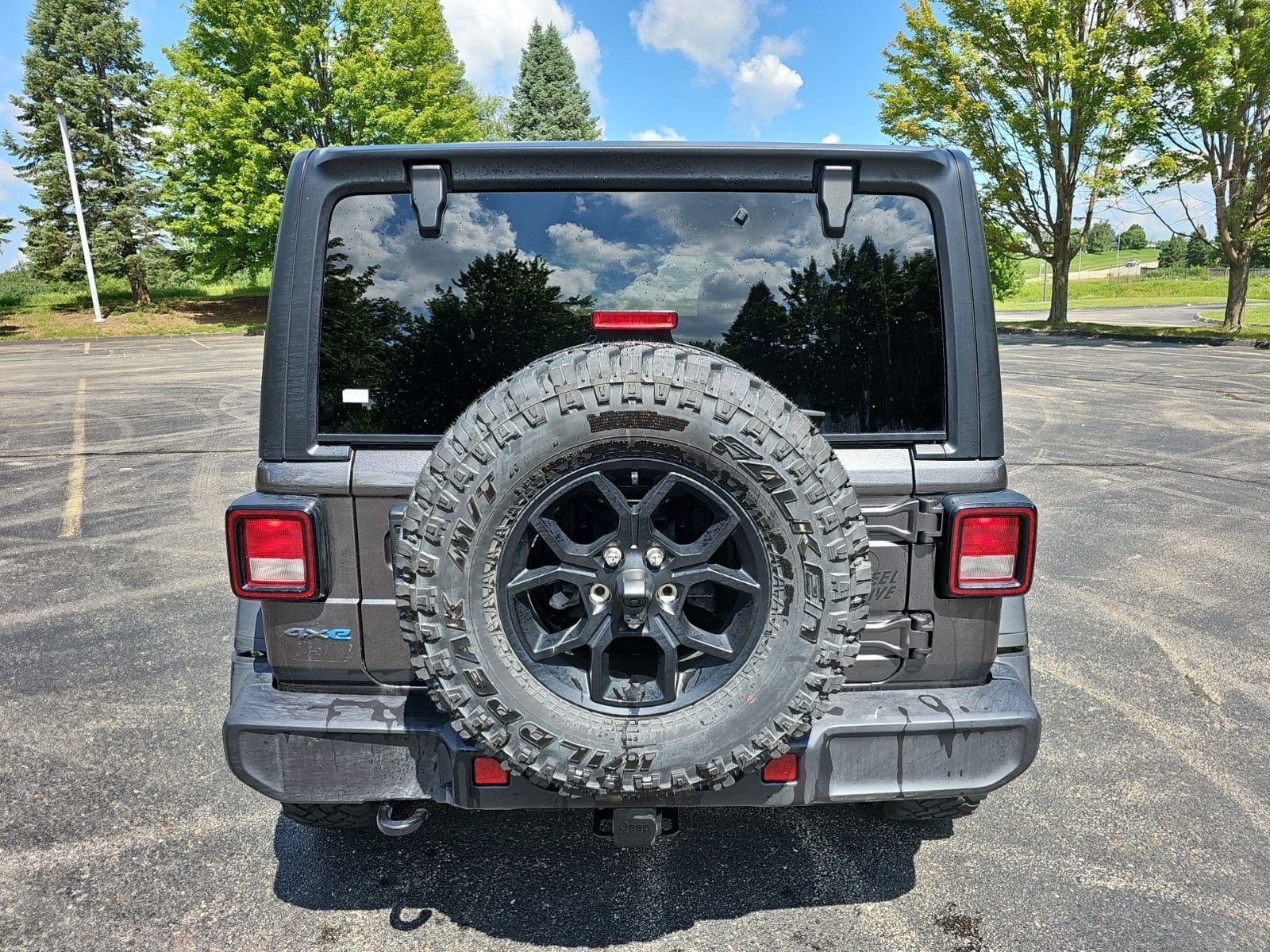 Used 2025 Granite Crystal Metallic Clearcoat Jeep Willys image 4