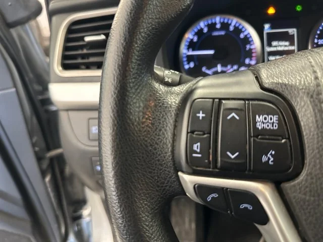 Used 2017 Silver Toyota LE image 23
