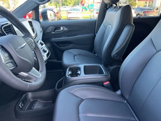 2026 Chrysler Pacifica Select - Photo 9