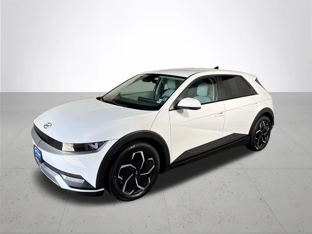 Used 2023 White Hyundai SEL image 2