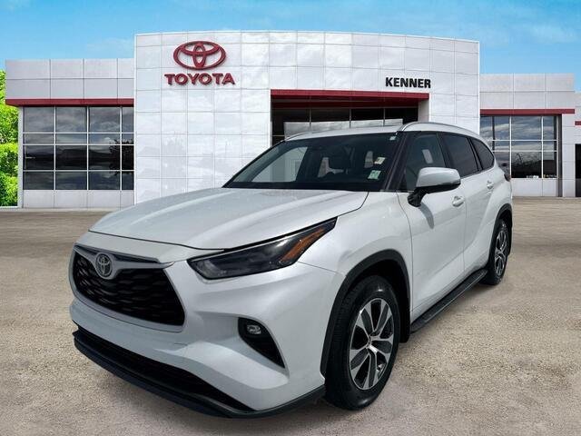 Used 2023 Wind Chill Pearl Toyota XLE image 3