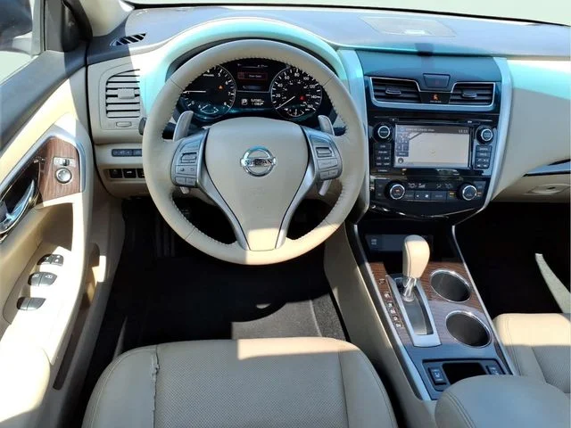 Used 2015 Red Nissan 3.5 SL image 16