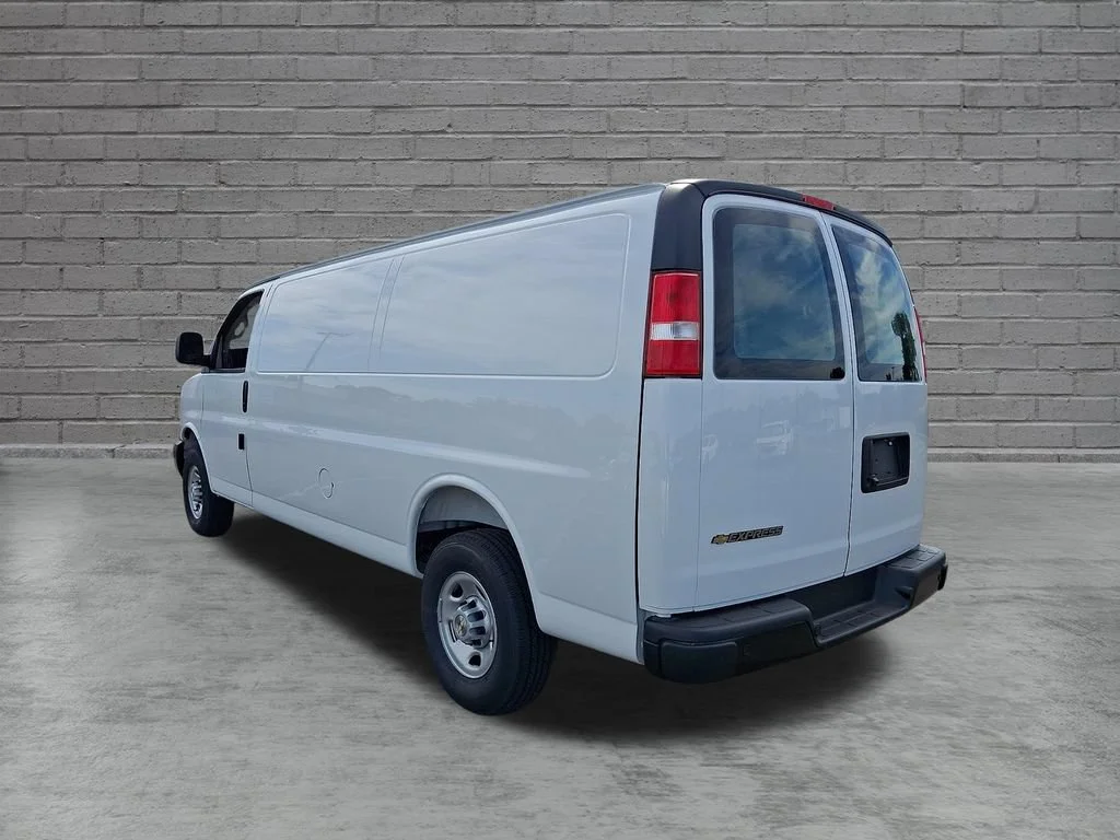 New 2026 Summit White Chevrolet WT image 6