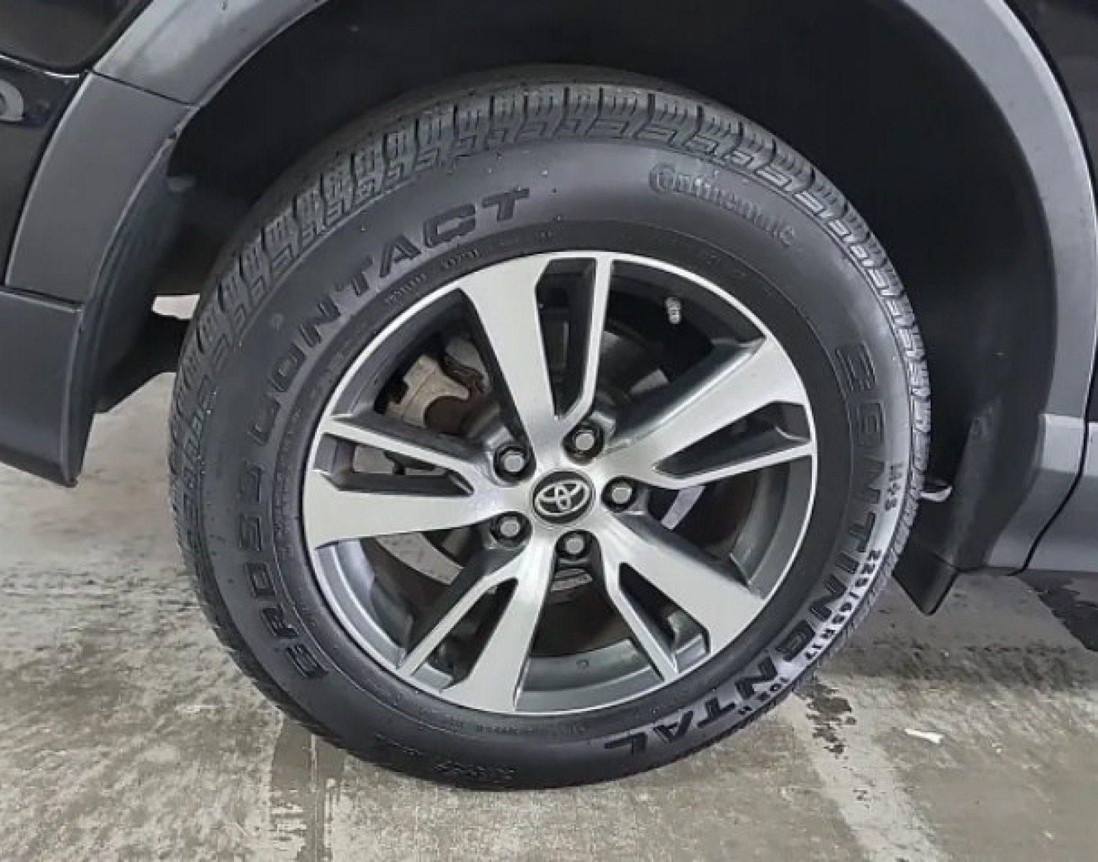 Used 2018 Black Toyota XLE image 5