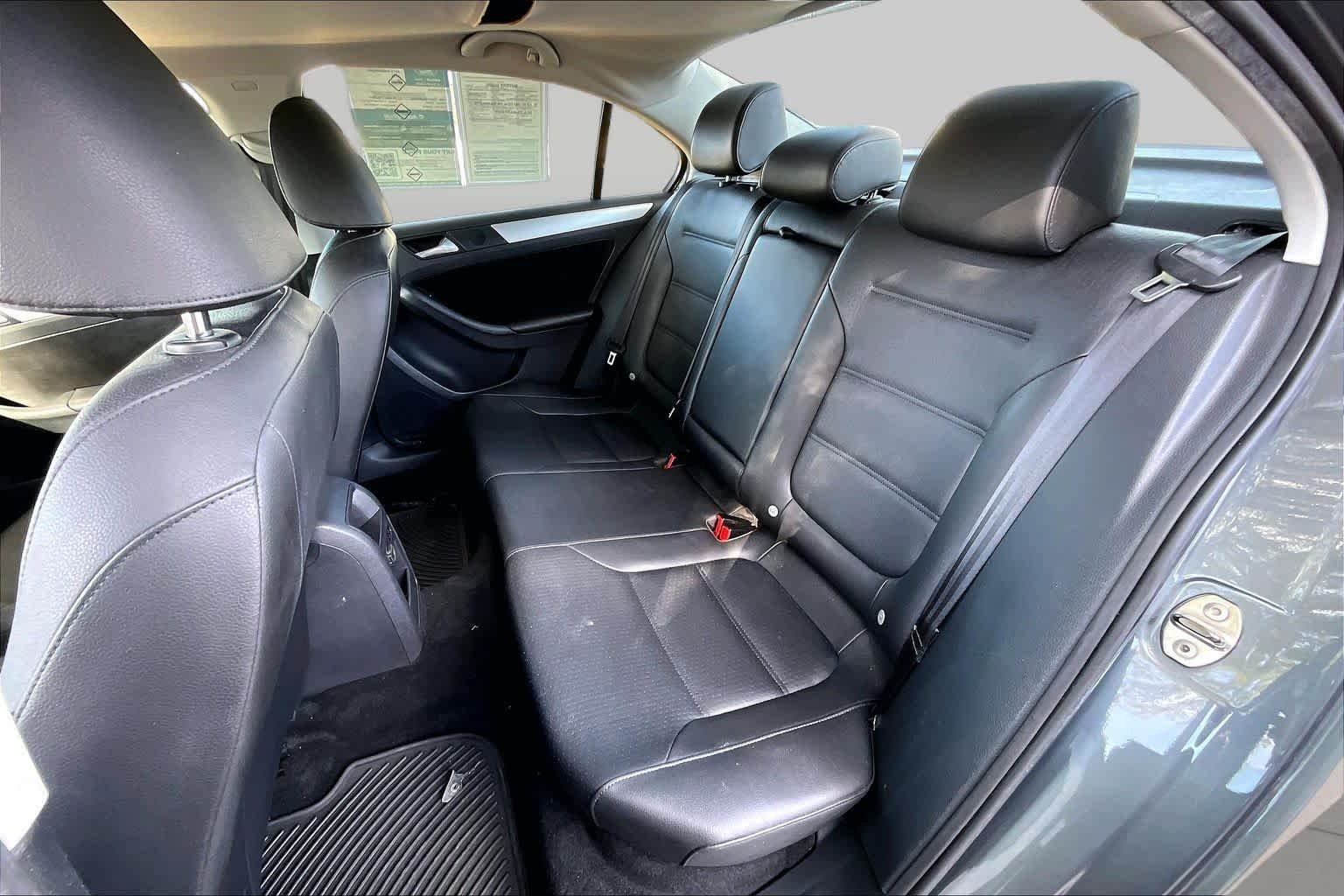 Used 2013 Platinum Gray Metallic Volkswagen SE image 21