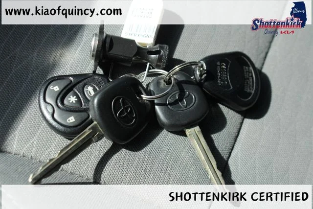 Used 2018 Silver Toyota SR image 33