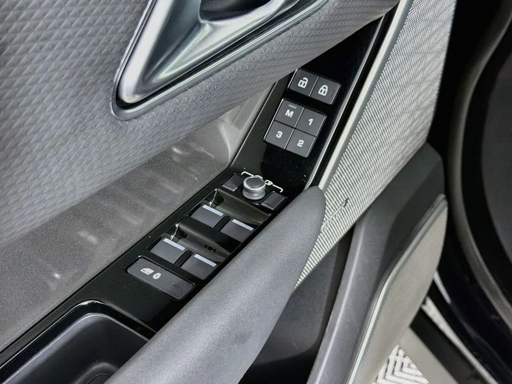 Used 2022 Black Land Rover S image 17