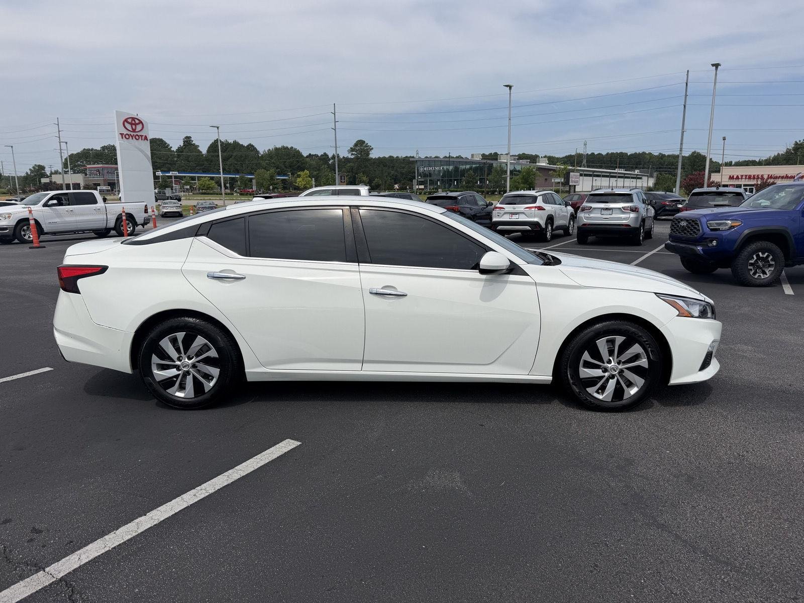 Used 2020 Glacier White Nissan 2.5 S image 4