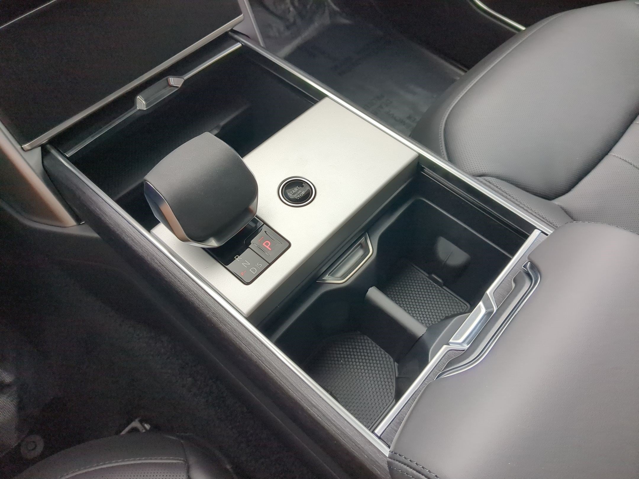 New 2026 Carpathian Grey Land Rover P400 SE LWB 7 Seat image 22