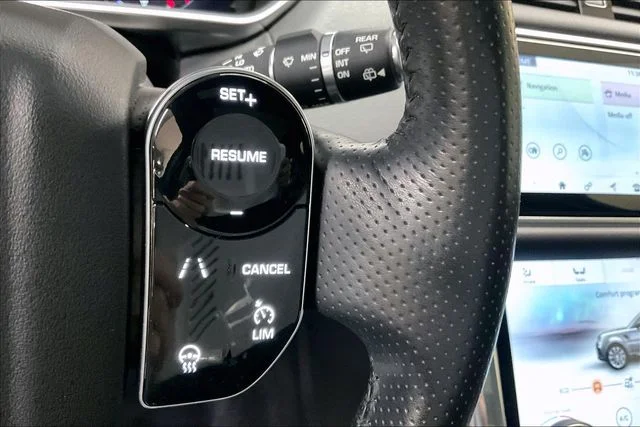 Used 2020 White Land Rover HSE image 19