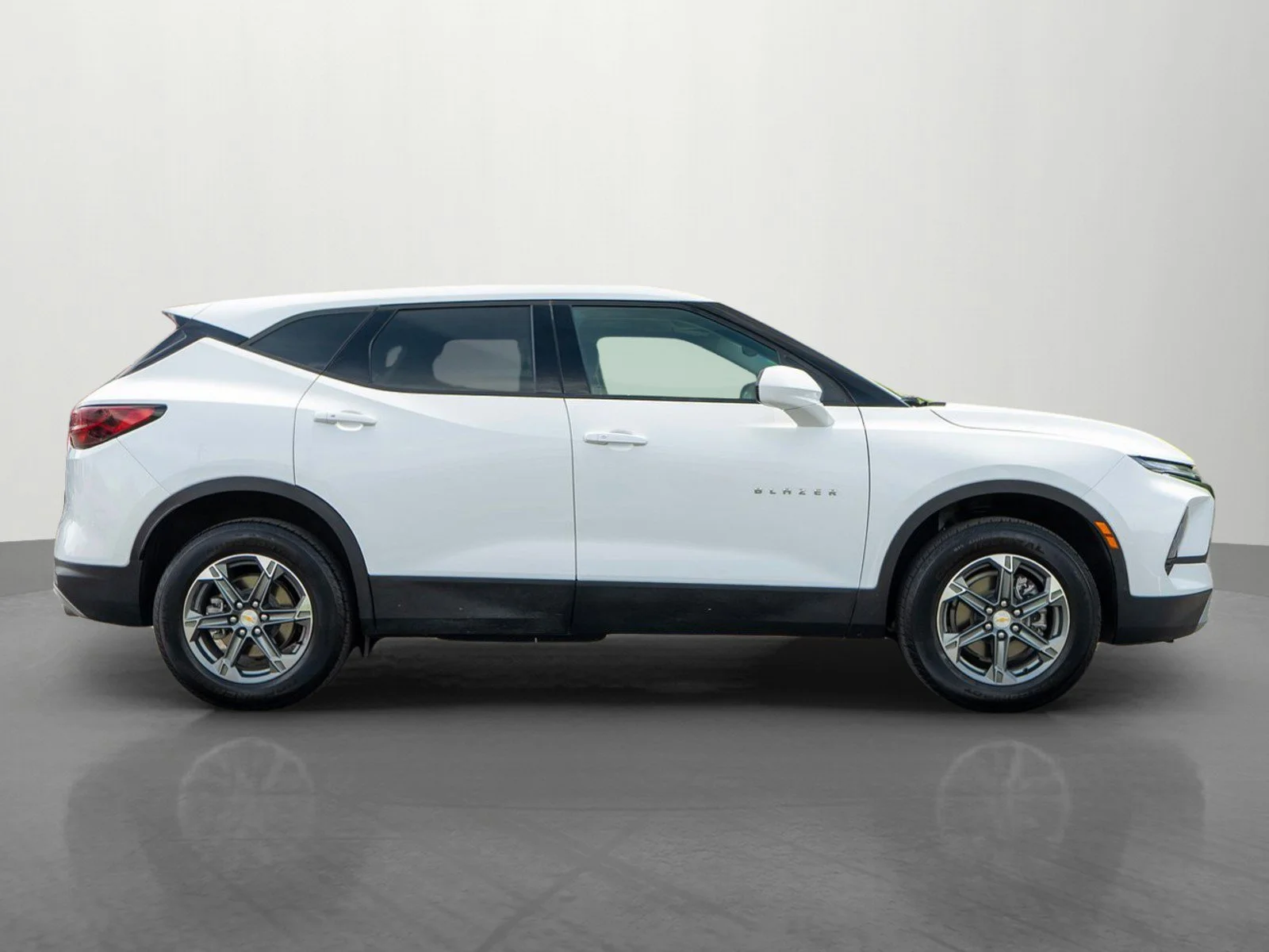Used 2025 Summit White Chevrolet LT image 8