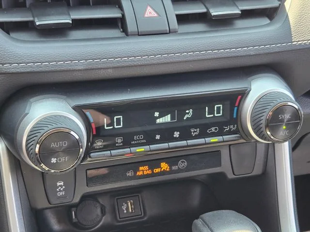 2025 Toyota RAV4 XLE - Photo 28