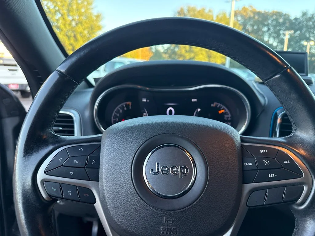 Used 2022 Gray Jeep Laredo X image 5