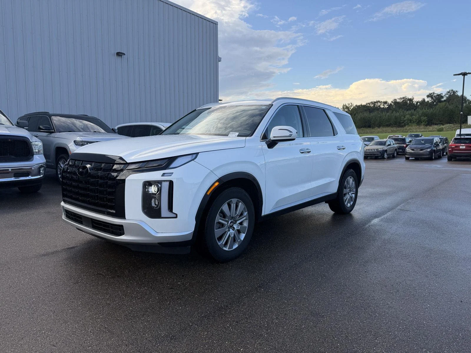 Used 2025 Hyper White Hyundai SEL image 1