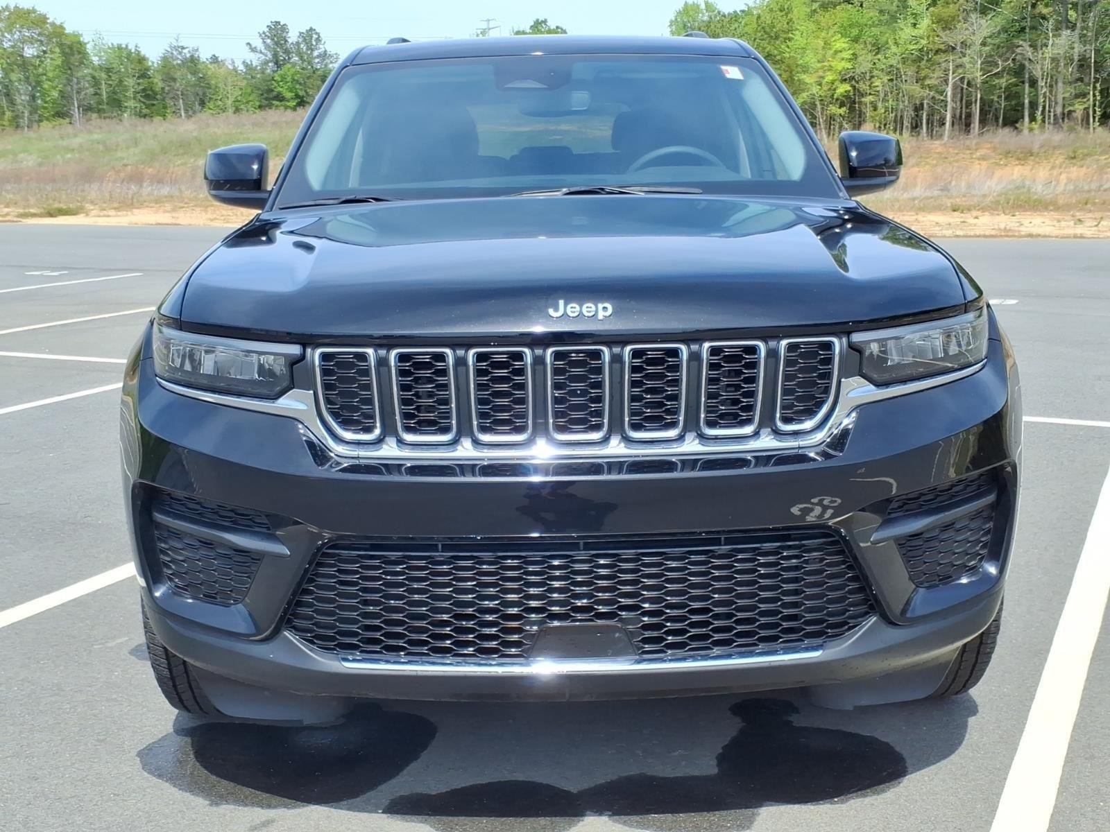 Used 2023 Diamond Black Crystal Pearlcoat Jeep Laredo image 11