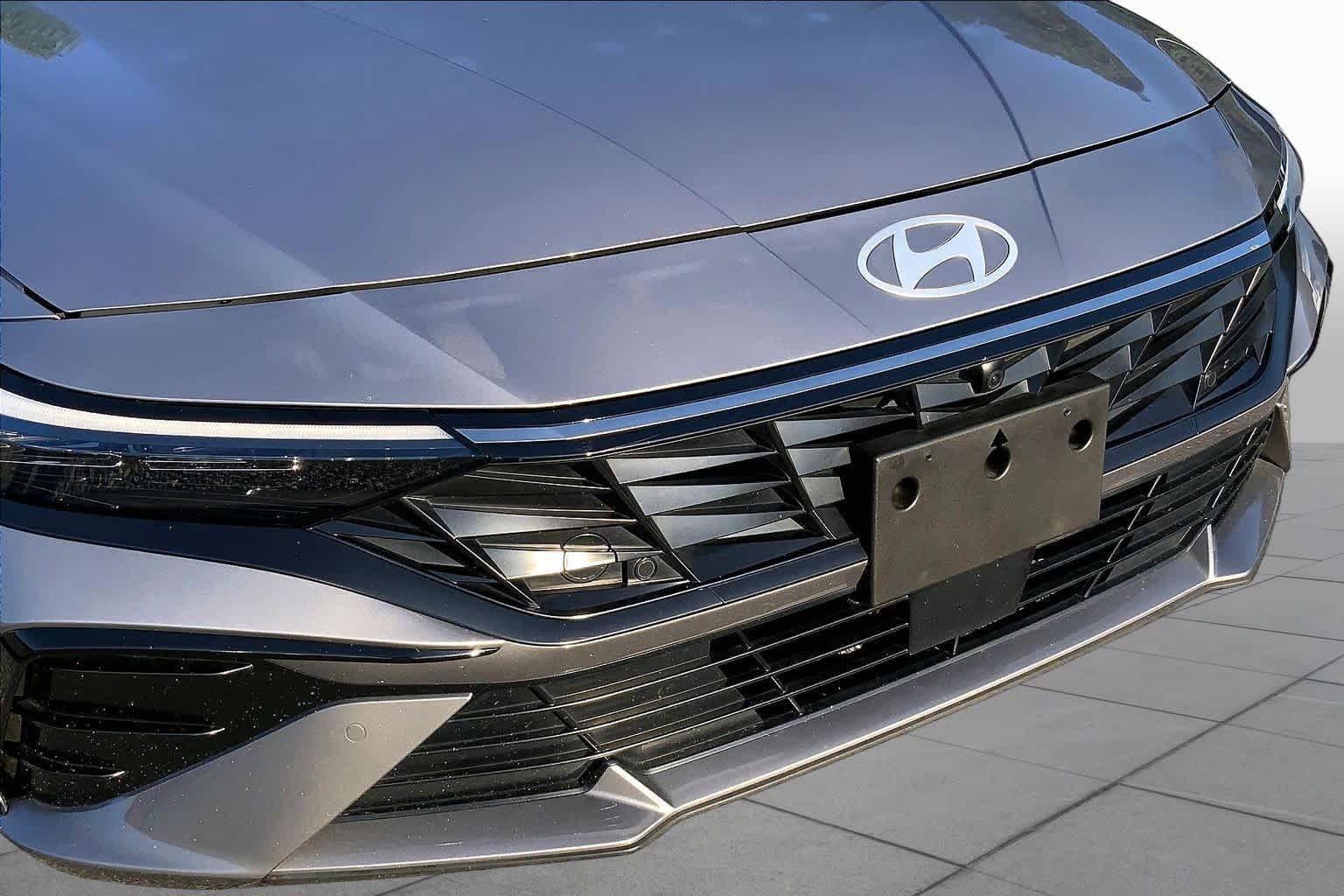 Used 2024 Fluid Metal Hyundai Limited image 27