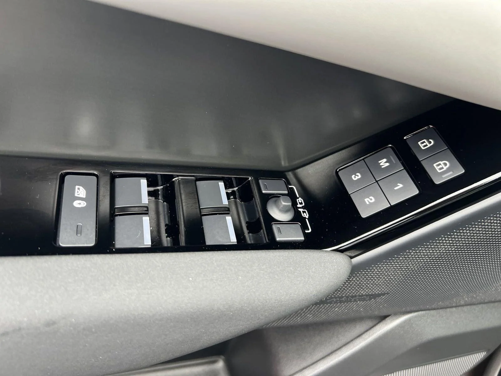 New 2025 Charente Grey Premium Metallic Land Rover Dynamic SE image 29