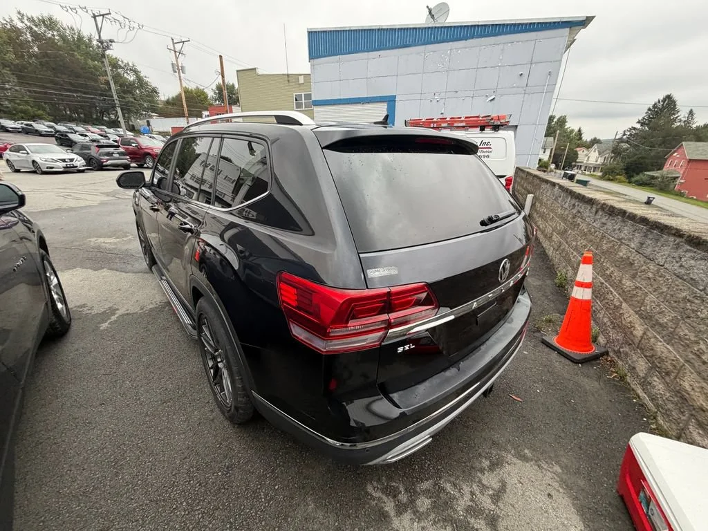 Used 2018 Black Volkswagen 3.6L V6 SEL image 3