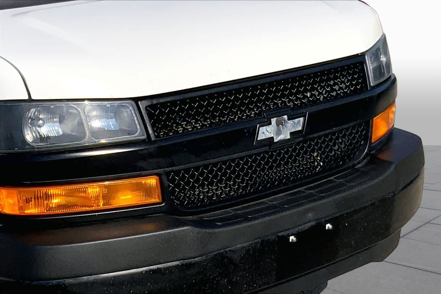 Used 2019 Summit White Chevrolet  image 24