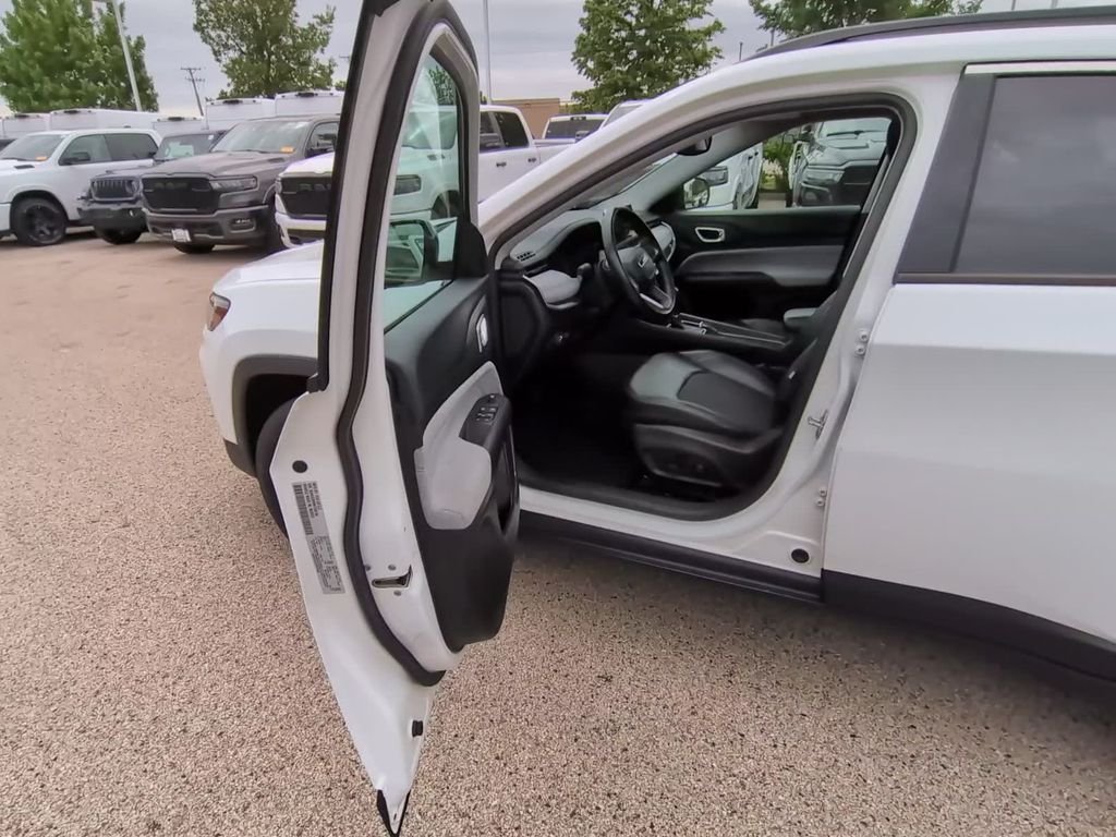 Used 2022 White Jeep Latitude image 49