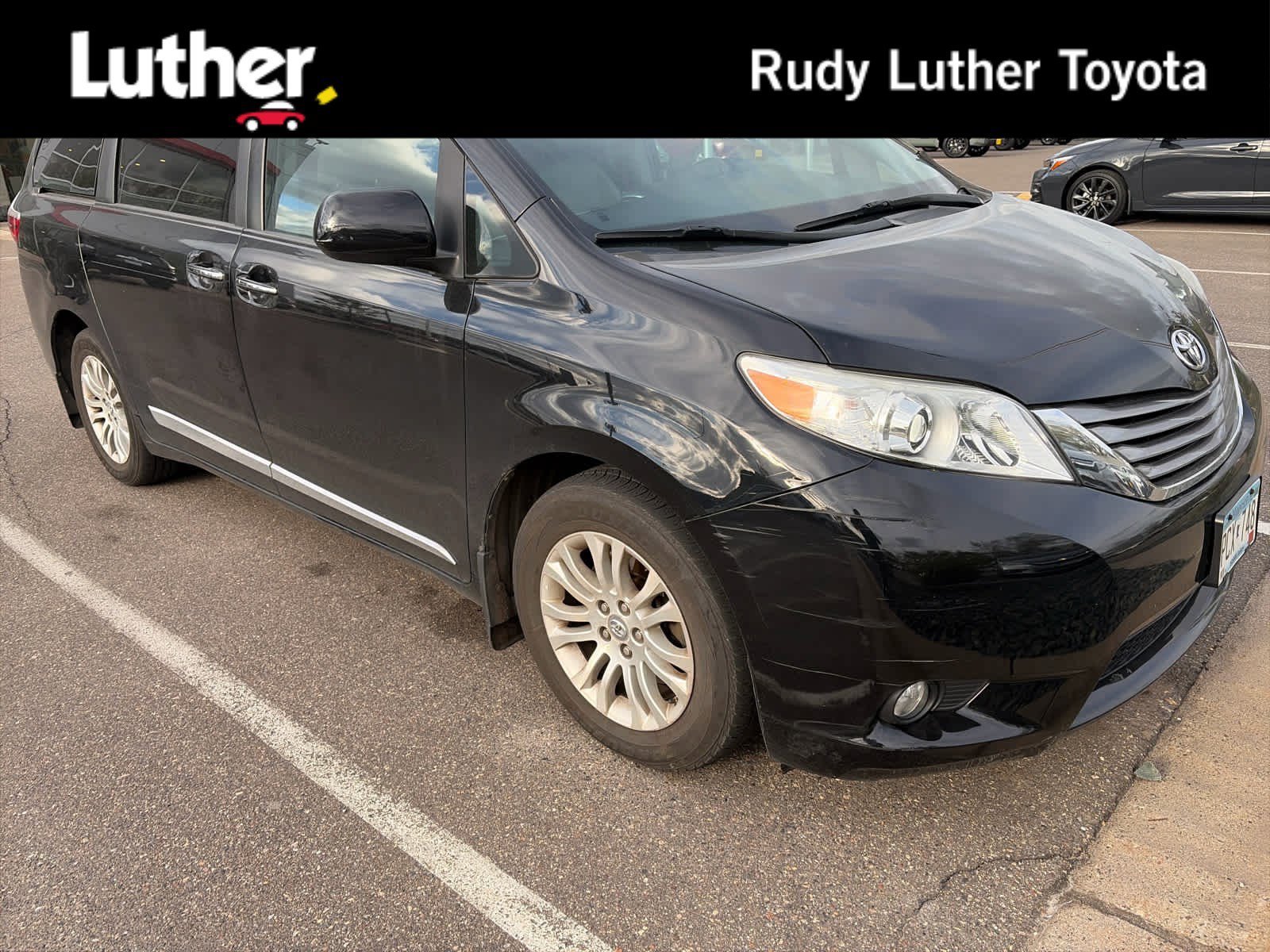 2017 Toyota Sienna XLE V6 8-Passenger's photo