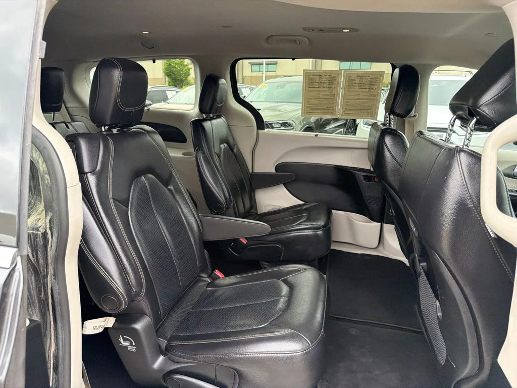 Used 2022 Gray Chrysler Touring L image 18