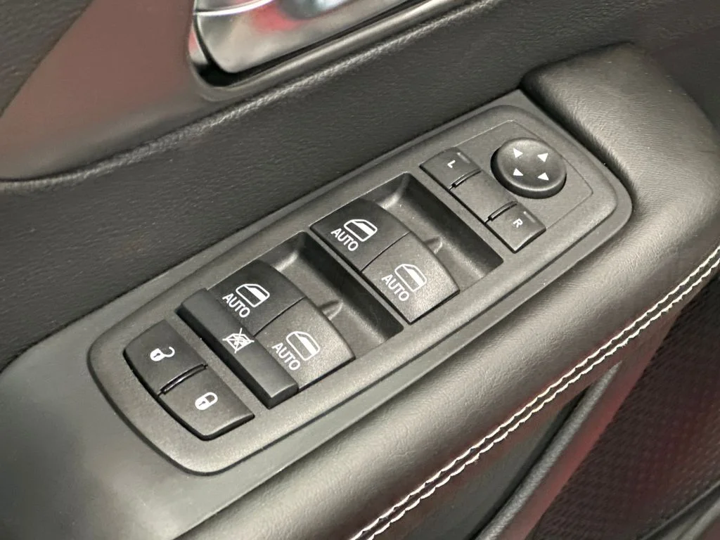 New 2027 Red Hot Pearl-Coat Exterior Paint Chrysler Select image 14