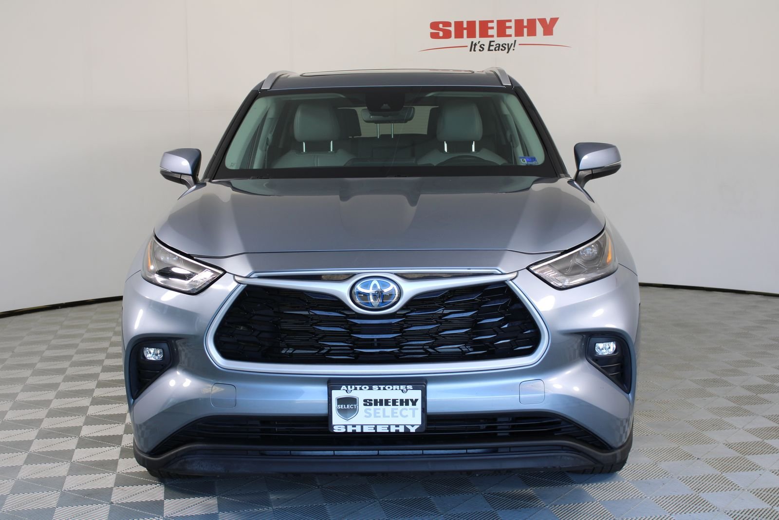 Used 2023  Toyota XLE image 2