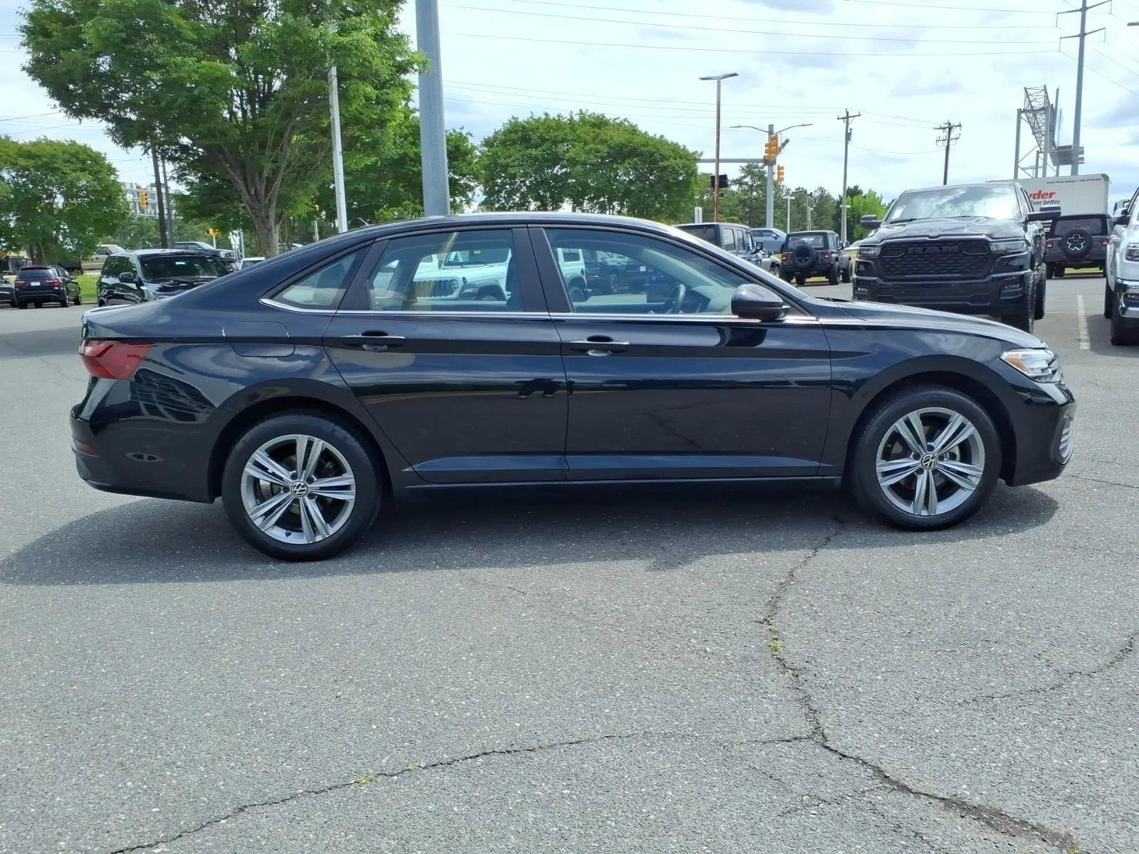 Used 2024  Volkswagen SE image 9