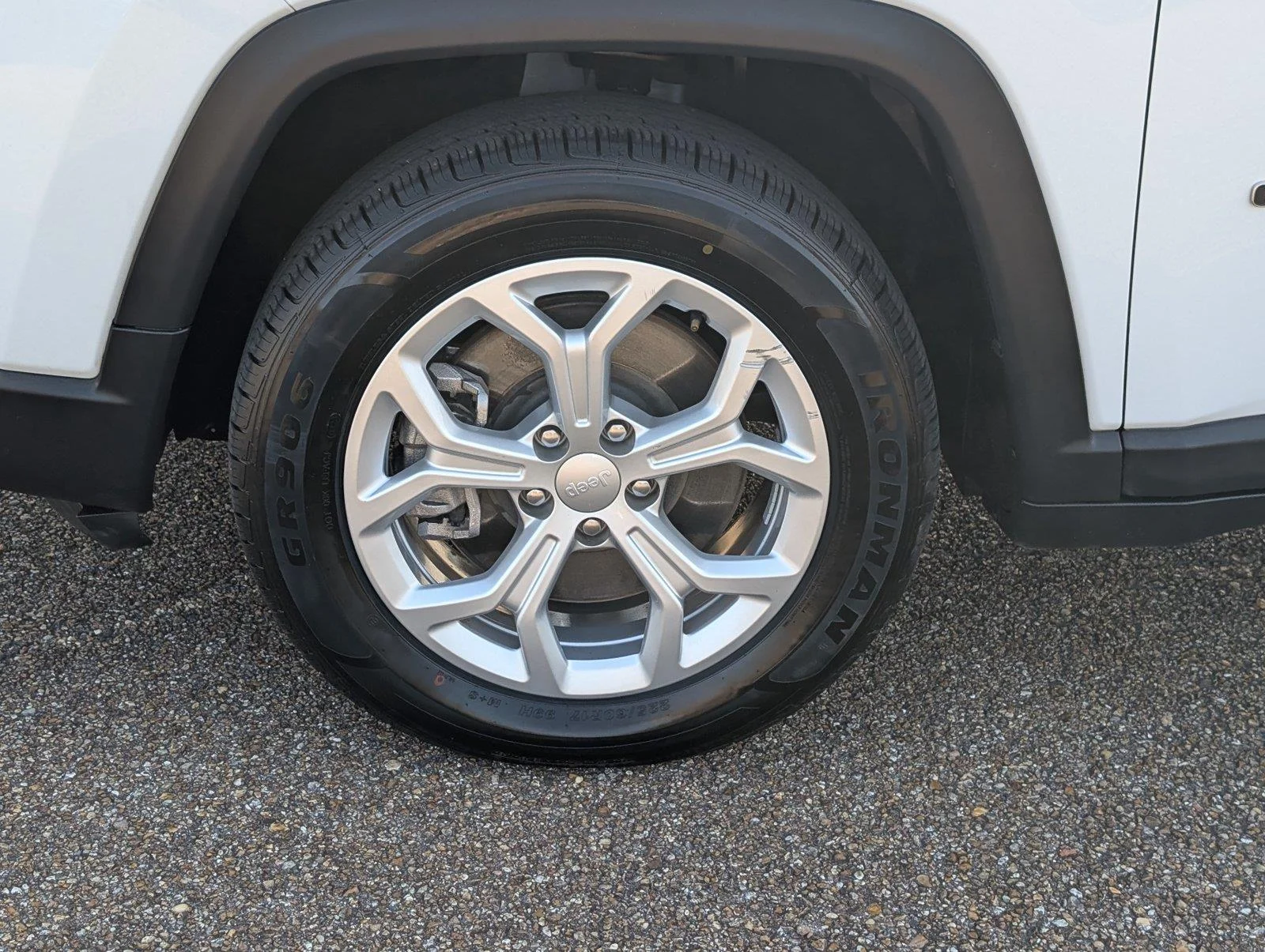 Used 2024 Bright White Clearcoat Jeep Latitude image 9