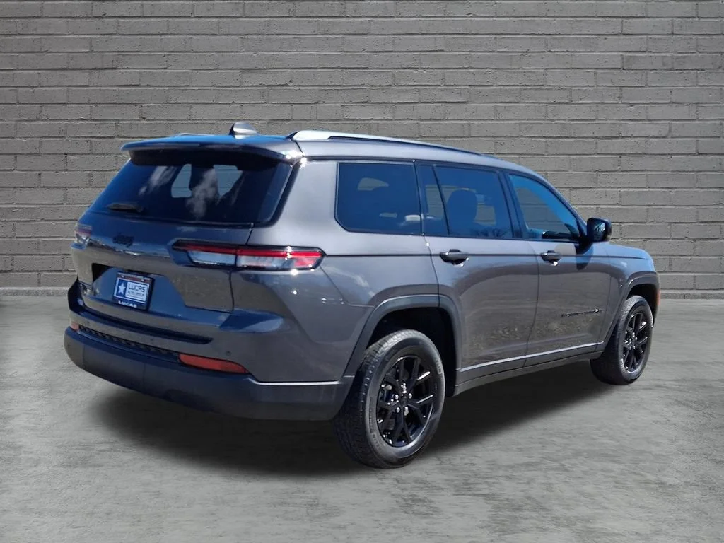 Used 2024 Baltic Gray Metallic Clearcoat Jeep Altitude image 12