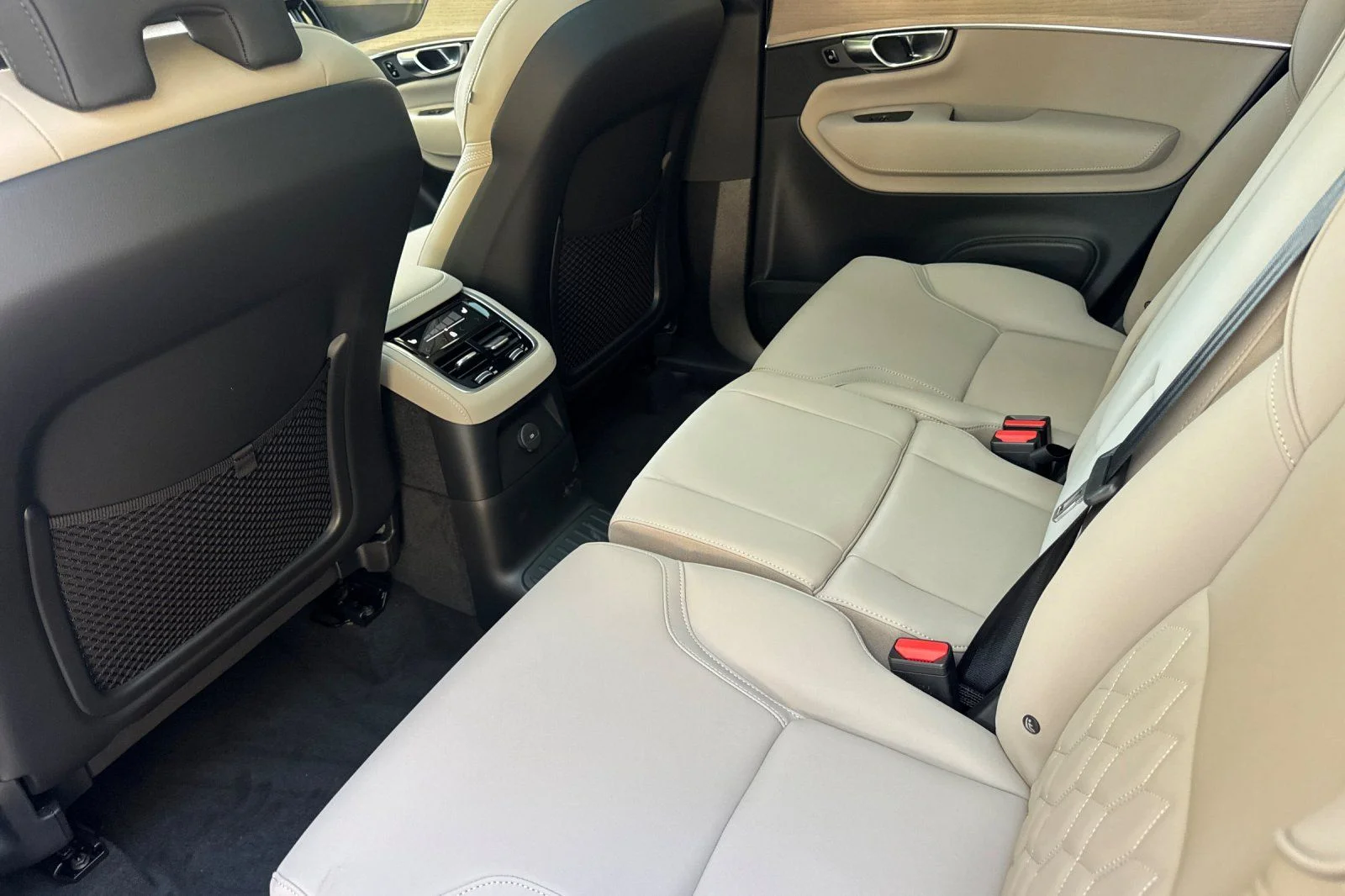 New 2026 Denim Blue Volvo T8 Plus 7-Seater image 4